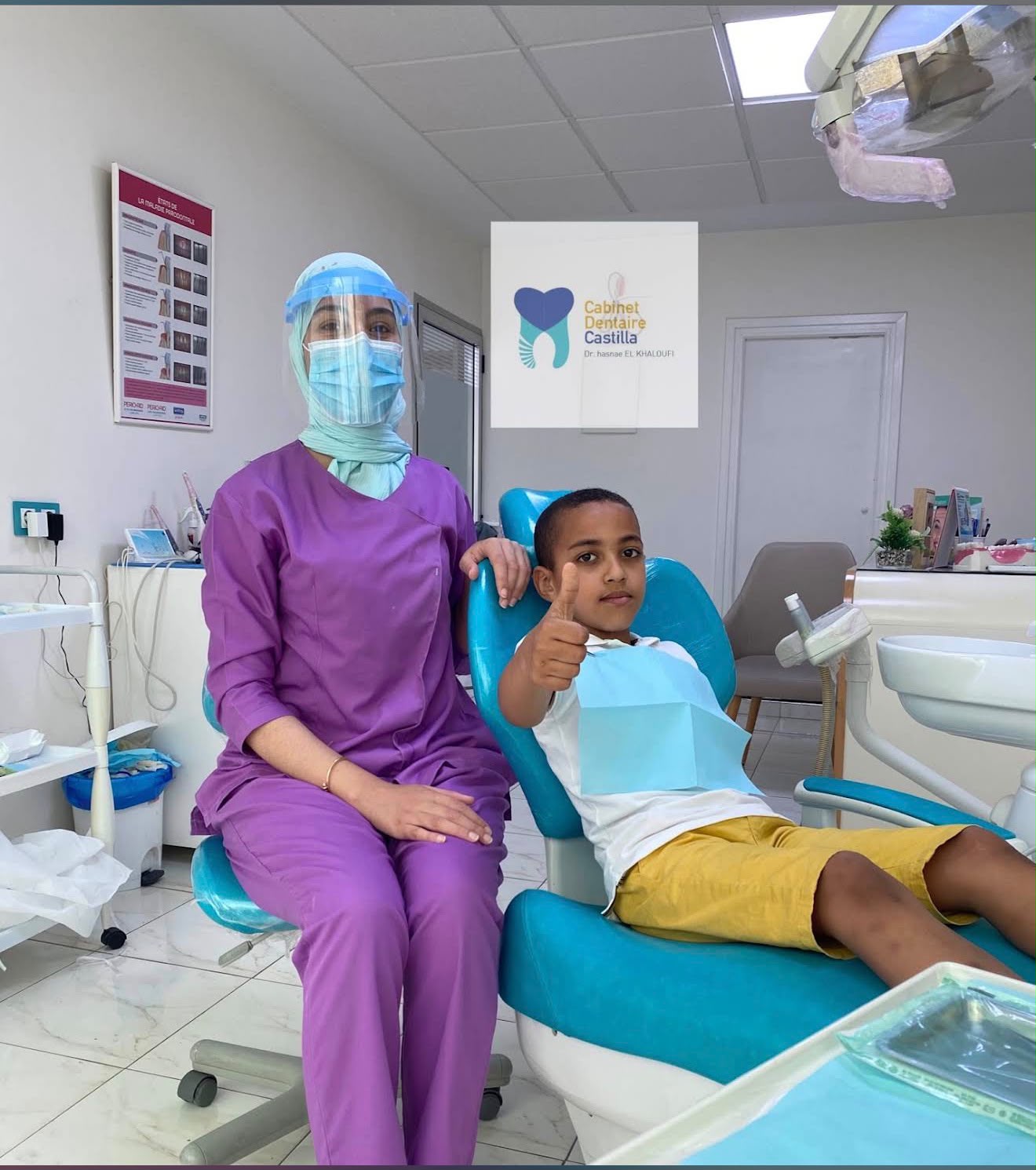 Dr. Hasnae El Khaloufi avec un jeune patient, Cabinet Dentaire Castilla